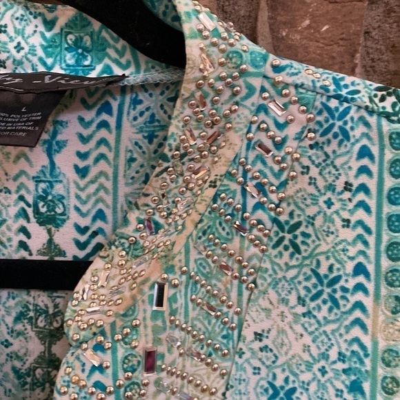 City View teal blouse with silver embellishments. Large. - Picture 7 of 11